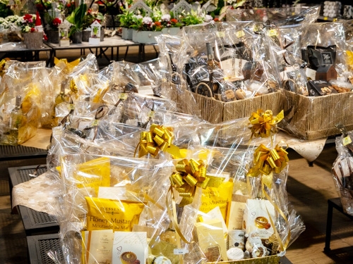 Paniers garnis emballés avec des produits gourmands.